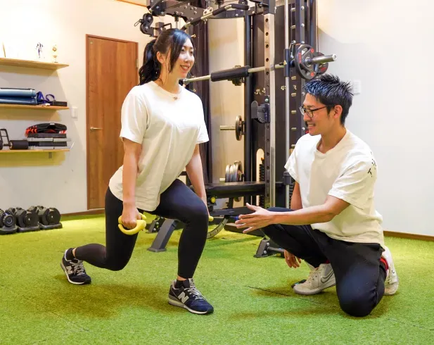ランジの動作を指導する西田さん